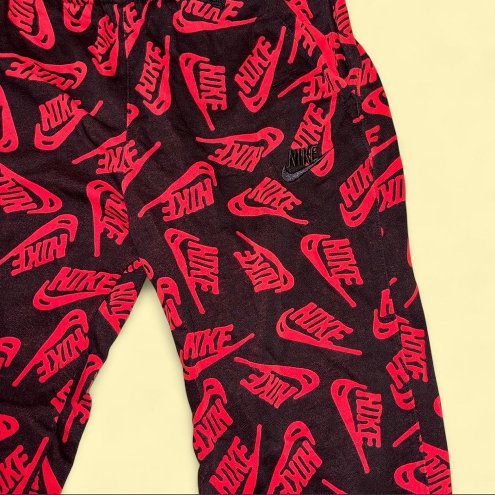All over Nike sweatpants
- boys XL
Brand new - Picture 2 of 4